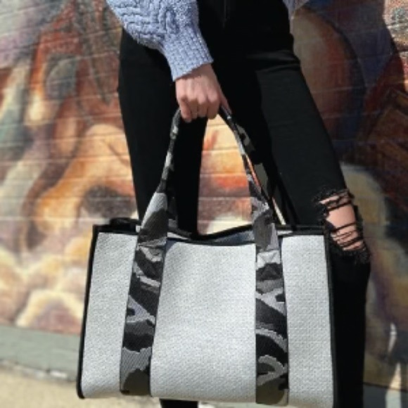 HAUTE SHORE GRAY & CAMO NEOPRENE LARGE TRAVEL BAG  26”x16” - Picture 1 of 7